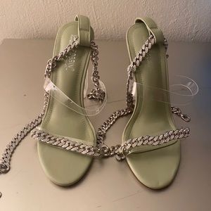 Cute heels with chain anklet